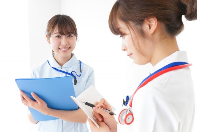 看護学生と看護師