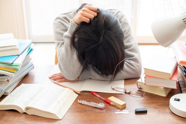机で悩む女性