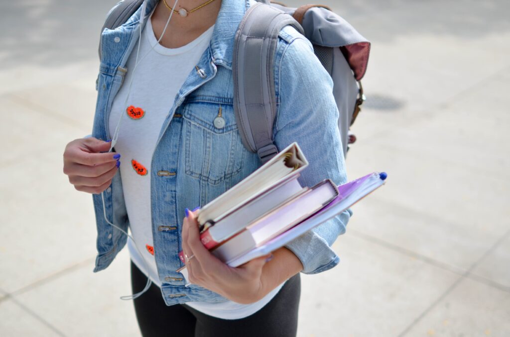 通学する女性