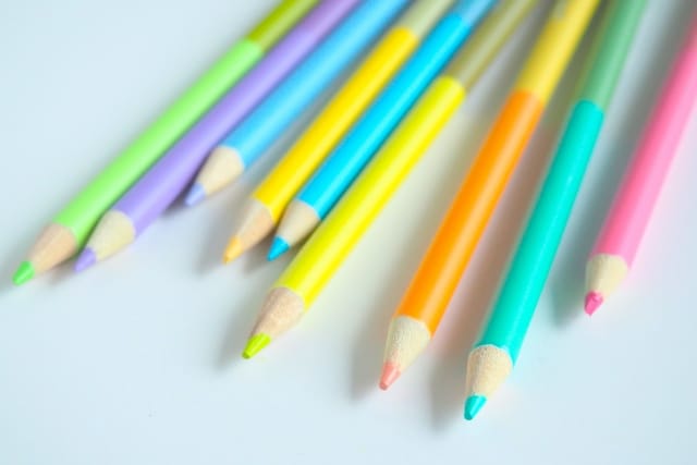 カラフルな色鉛筆