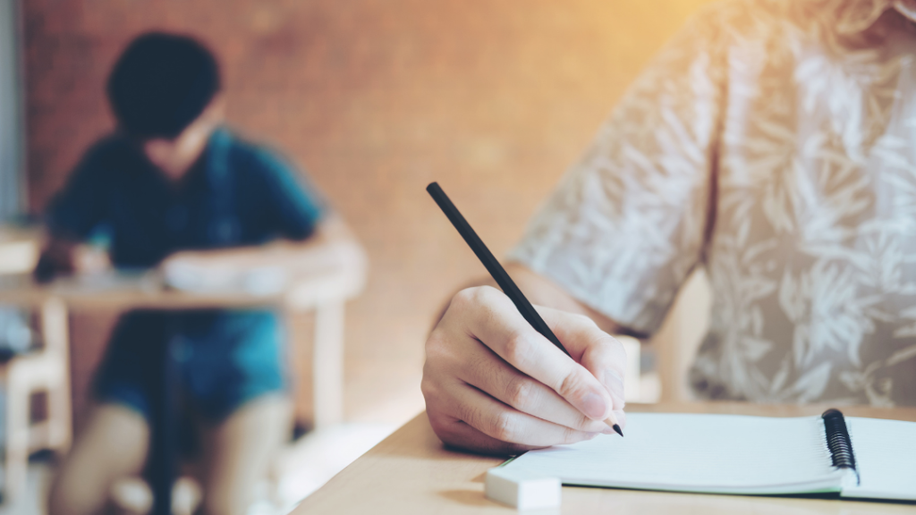 勉強する人の手元