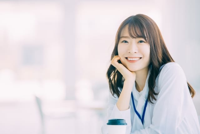 笑顔でこちらを見ている女性