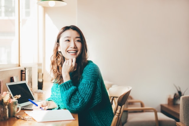 勉強する女性