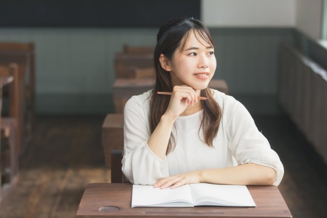 勉強する看護学生