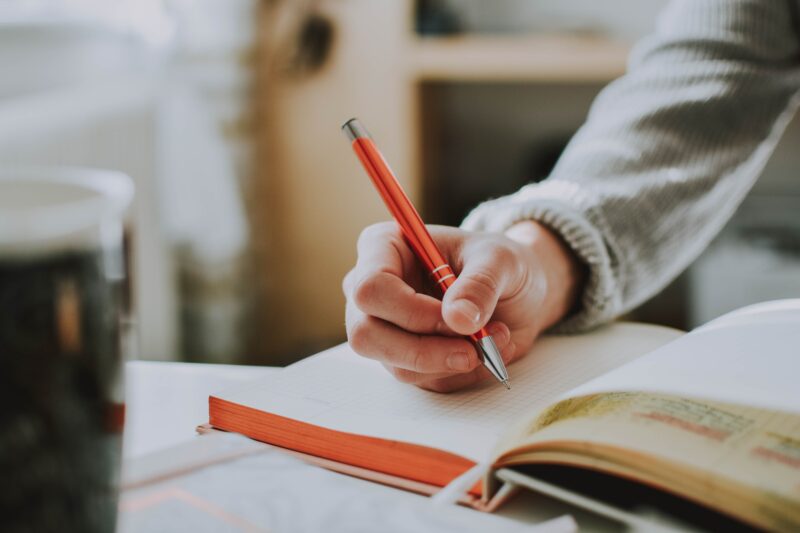 勉強する人の手元