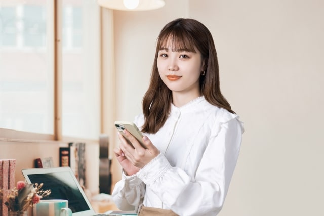 スマホを持っている女性