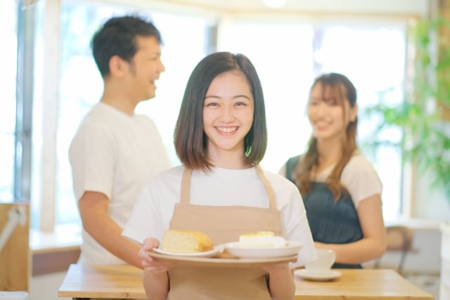アルバイトをする女性