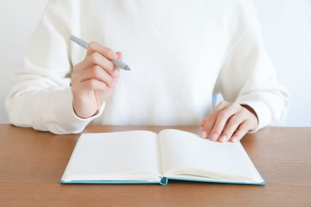 ノートを書く人の手元